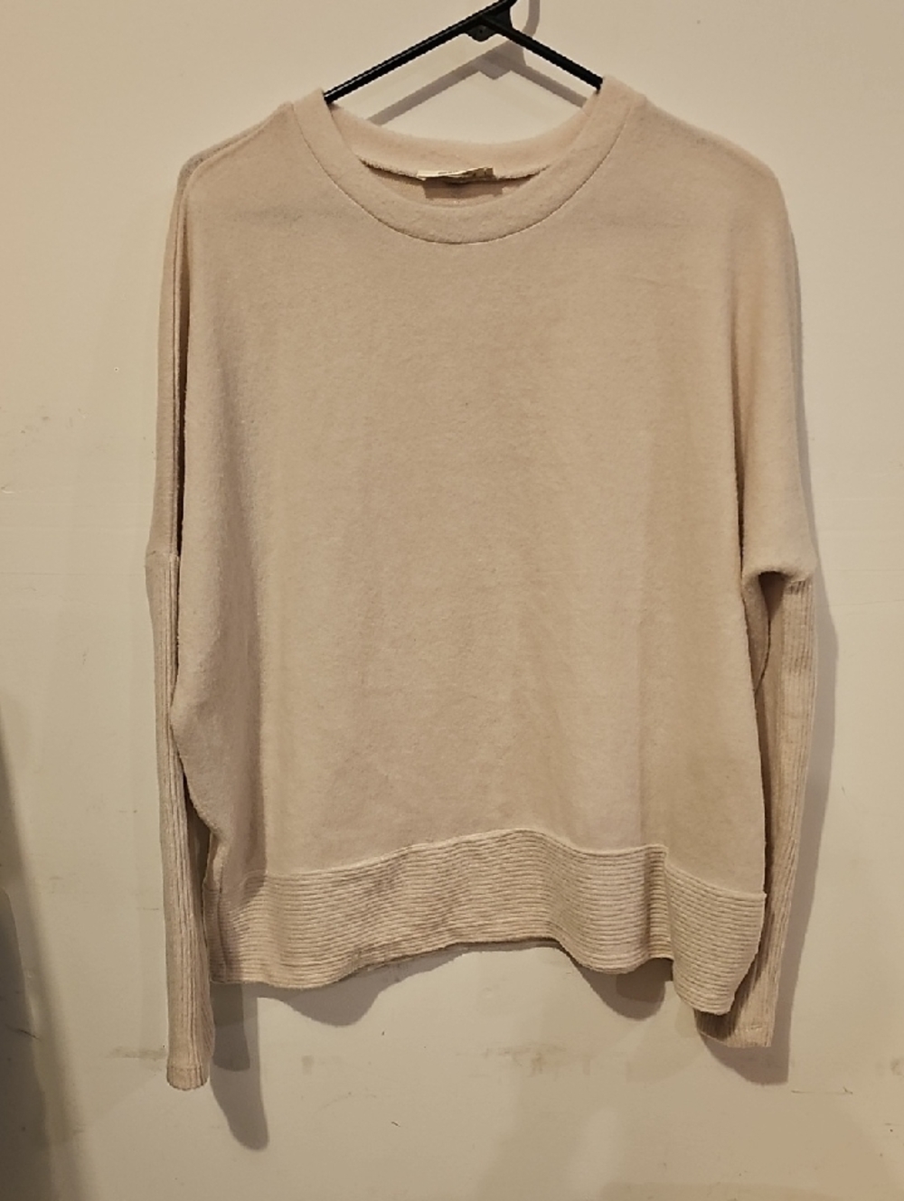 Zenana Womens super cute soft cream nwots, long sleeve top. Sz medium